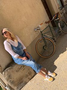 photo de la céramiste auteur du site internet assise à côté d'un vélo