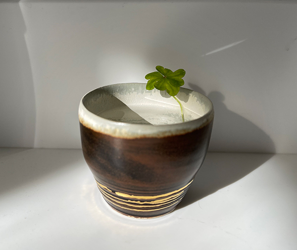 tasse à expresso en grès émaillé brun et lustre or en 3ème feu; trêfle à 4 feuilles en décoration